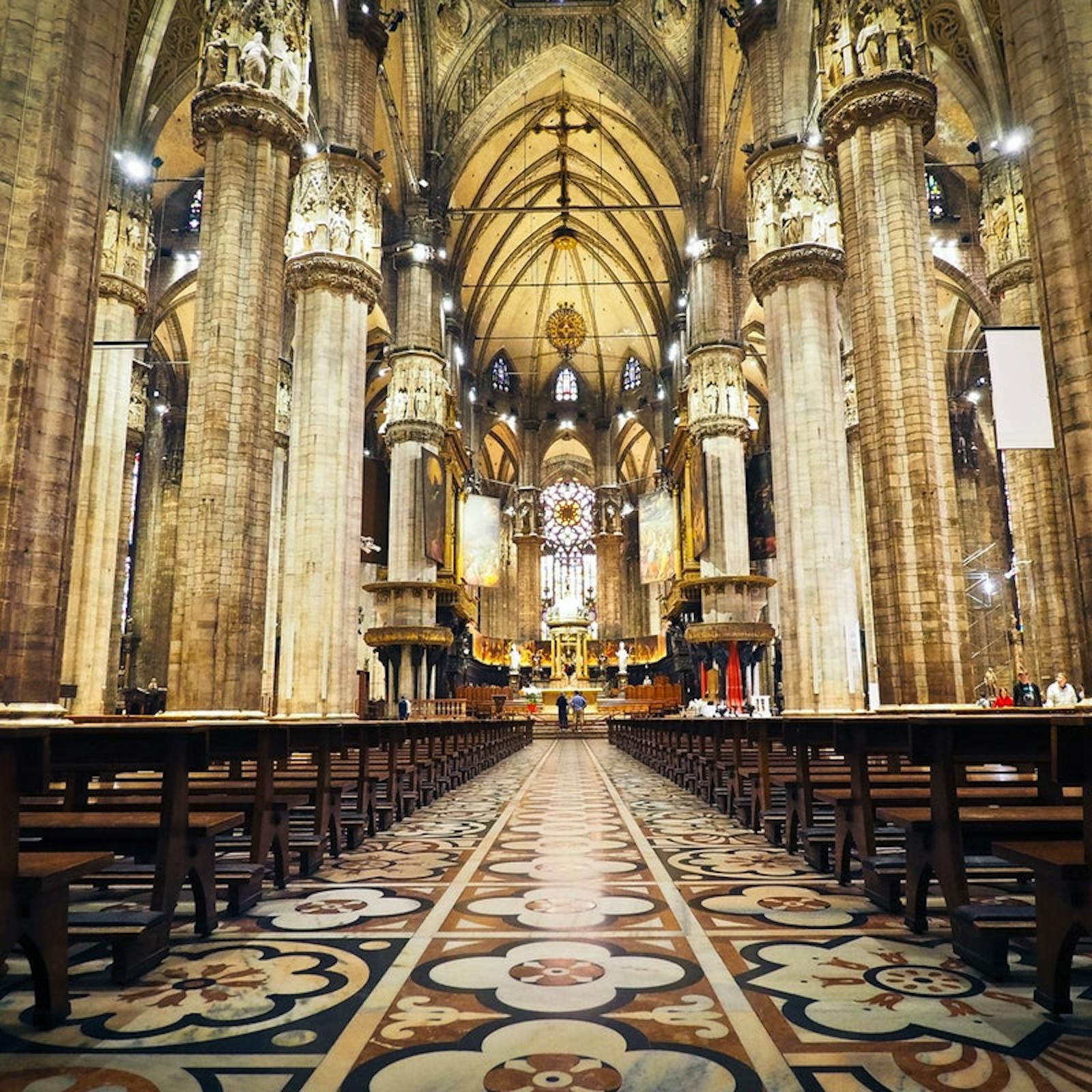 Vista interna maestosa del Duomo di Milano