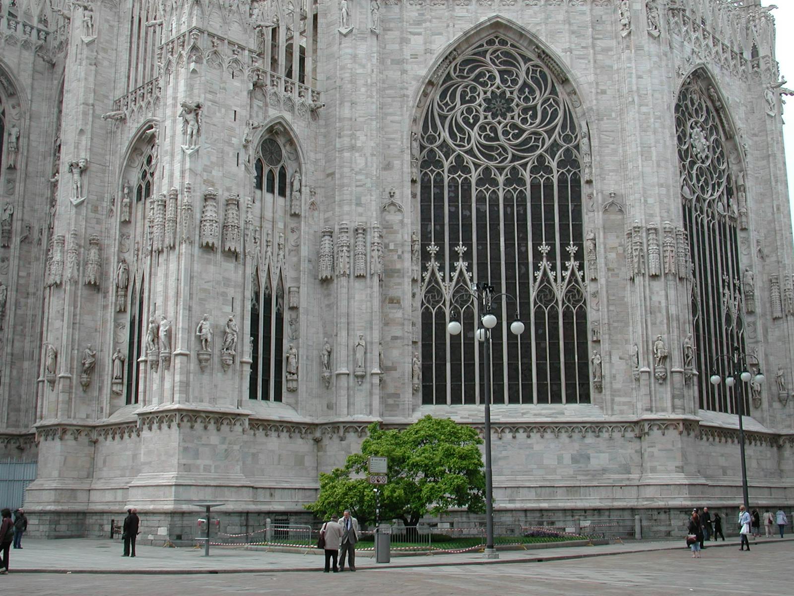 Vista laterale dettagliata del Duomo di Milano