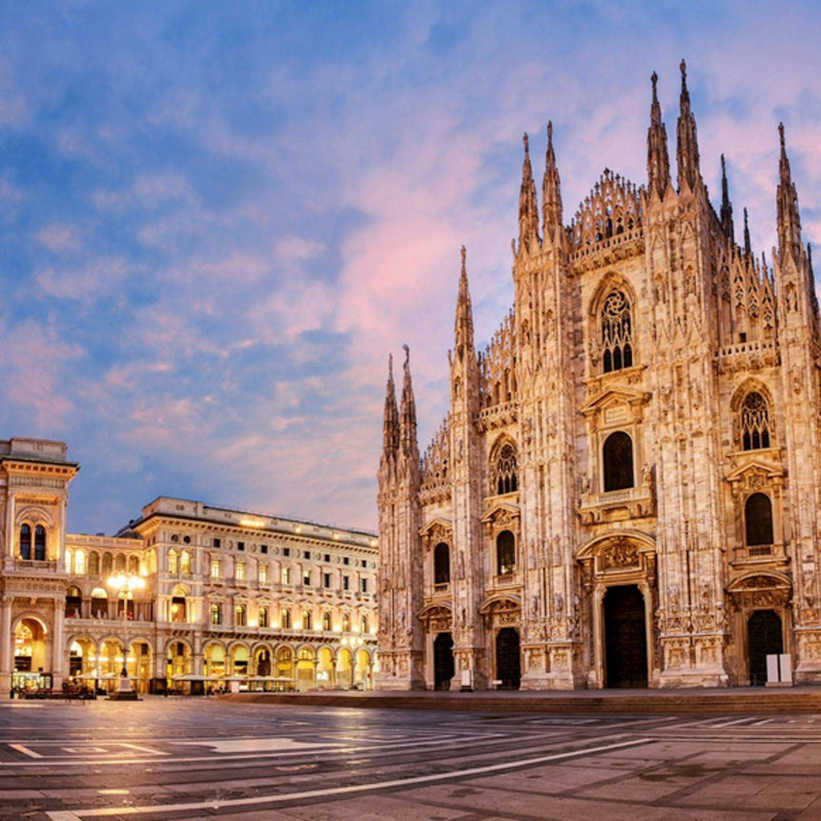 Vista laterale maestosa del Duomo di Milano al tramonto