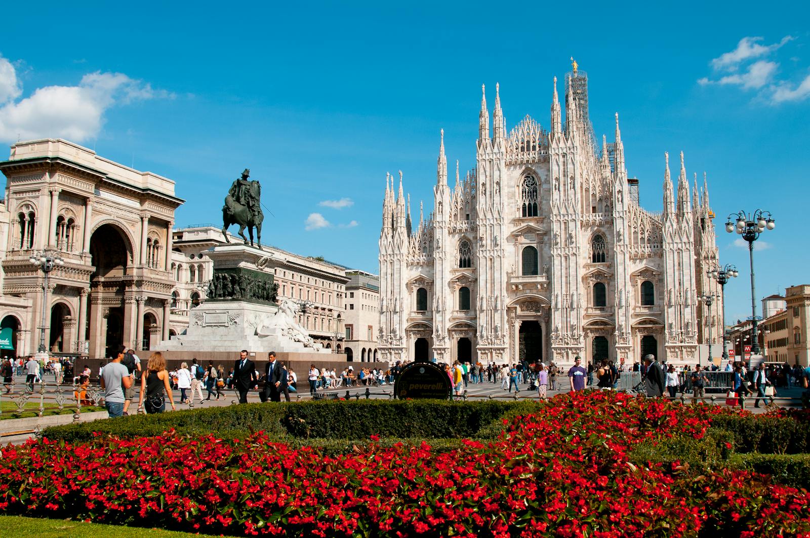 Vista panoramica del Duomo di Milano con le sue guglie gotiche