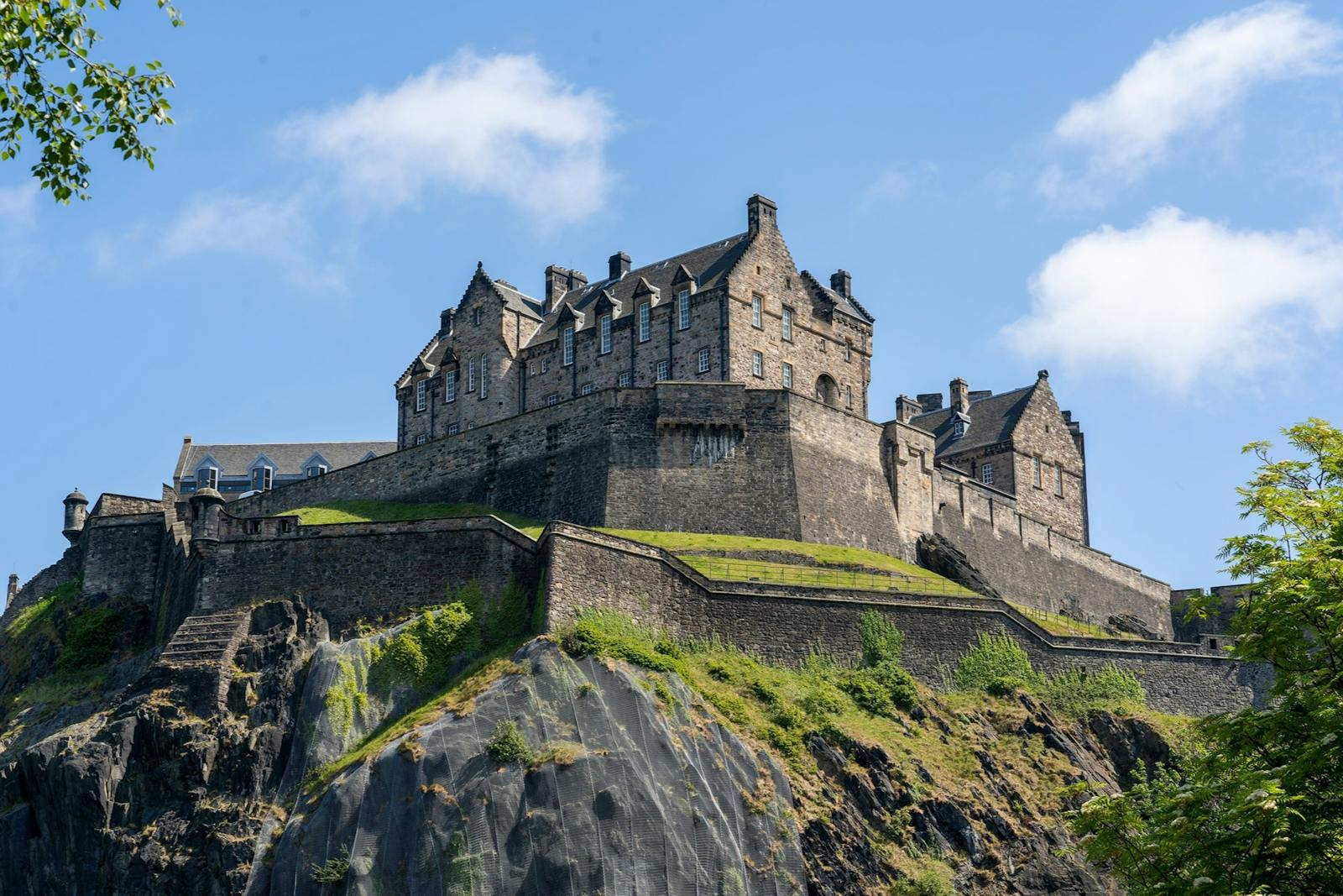 Vista baja del Castillo de Edimburgo sobre su acantilado