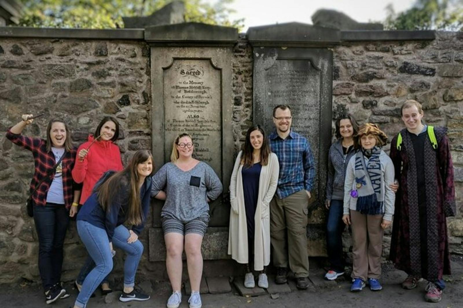 Mosolyogó turistacsoport az Edinburgh kastély előtt
