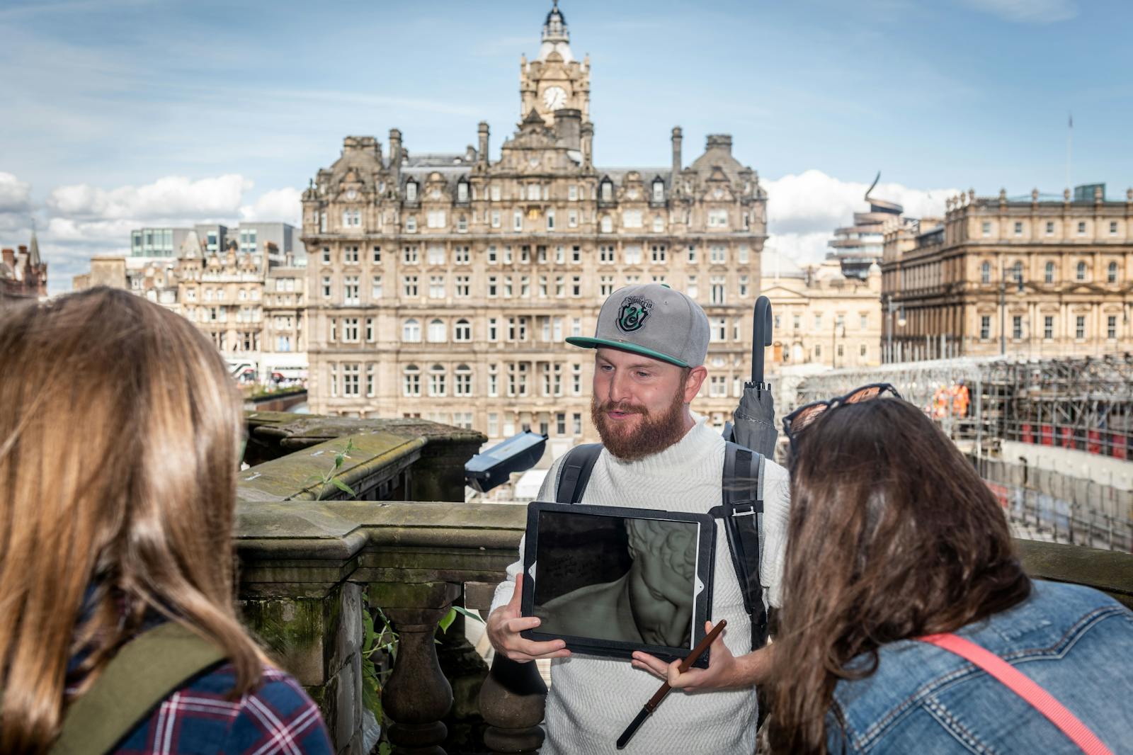 Útvezető tablettel az Edinburgh Castle előtt