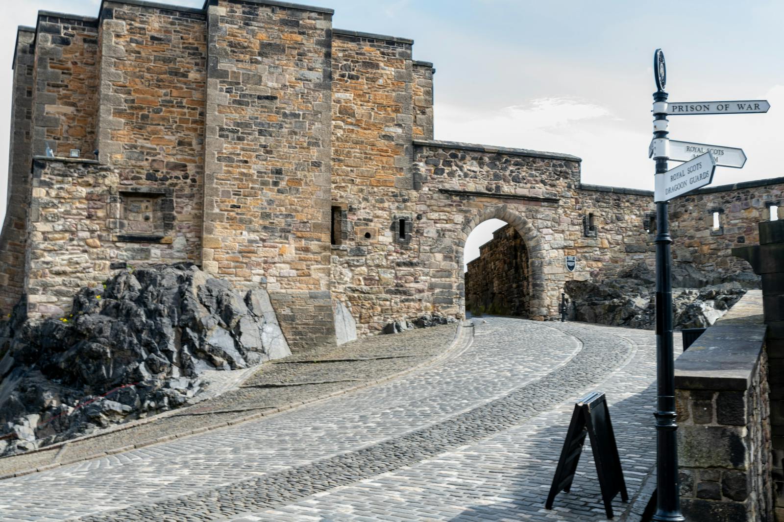 Le Château d'Édimbourg vu de l'entrée pavée