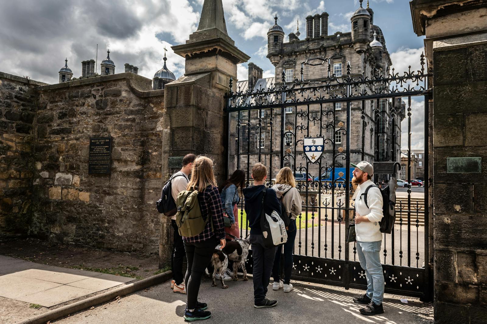 Visitatori davanti al Castello di Edimburgo