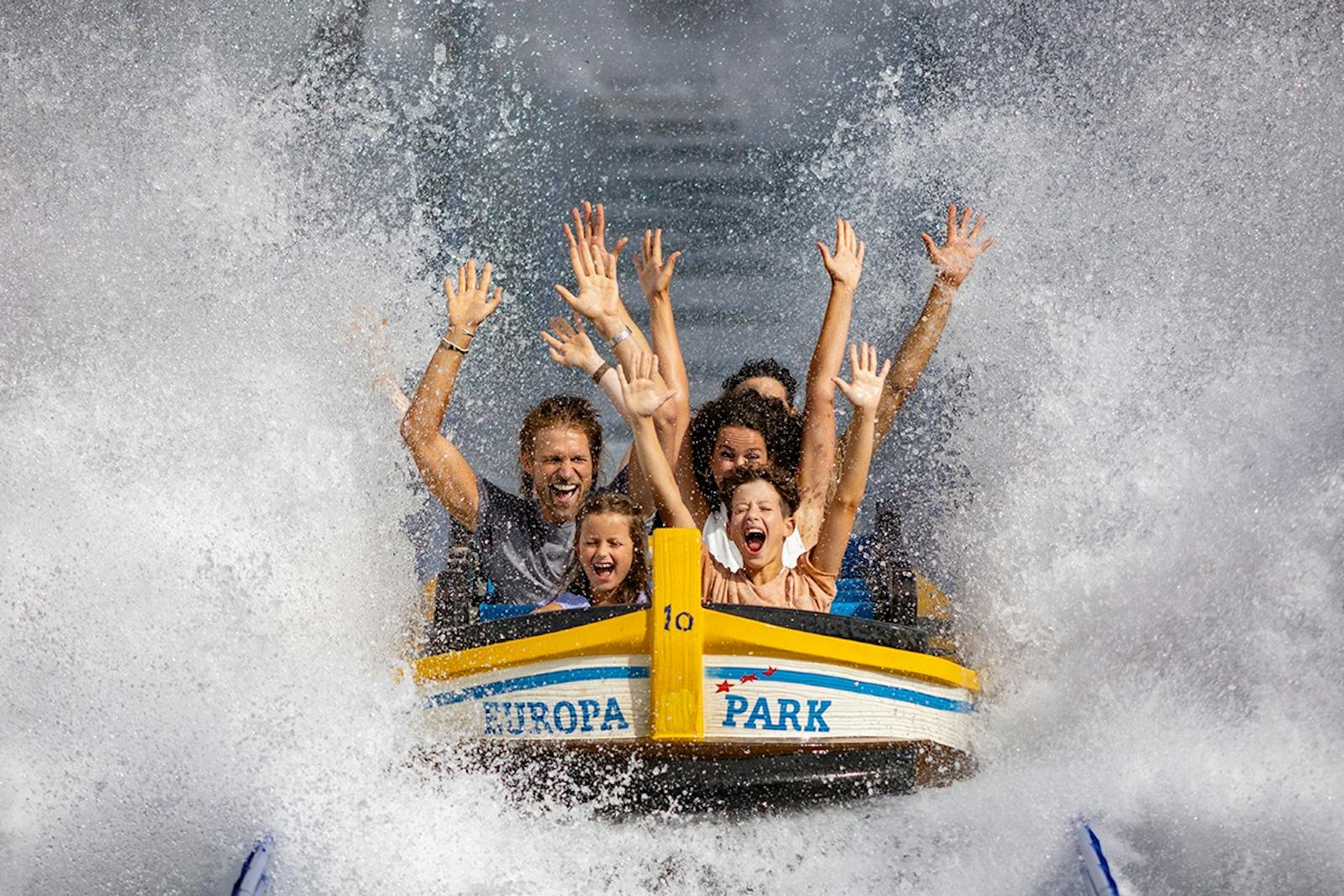 Europa-Park 수상 놀이기구에서 물보라를 일으키는 가족