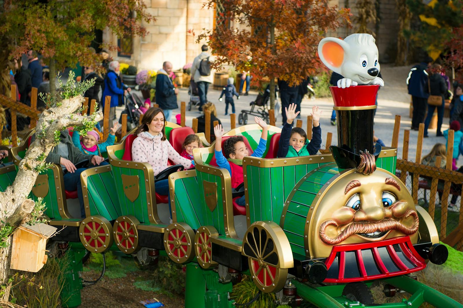 Радостные дети на поезде Волшебного леса в Europa-Park
