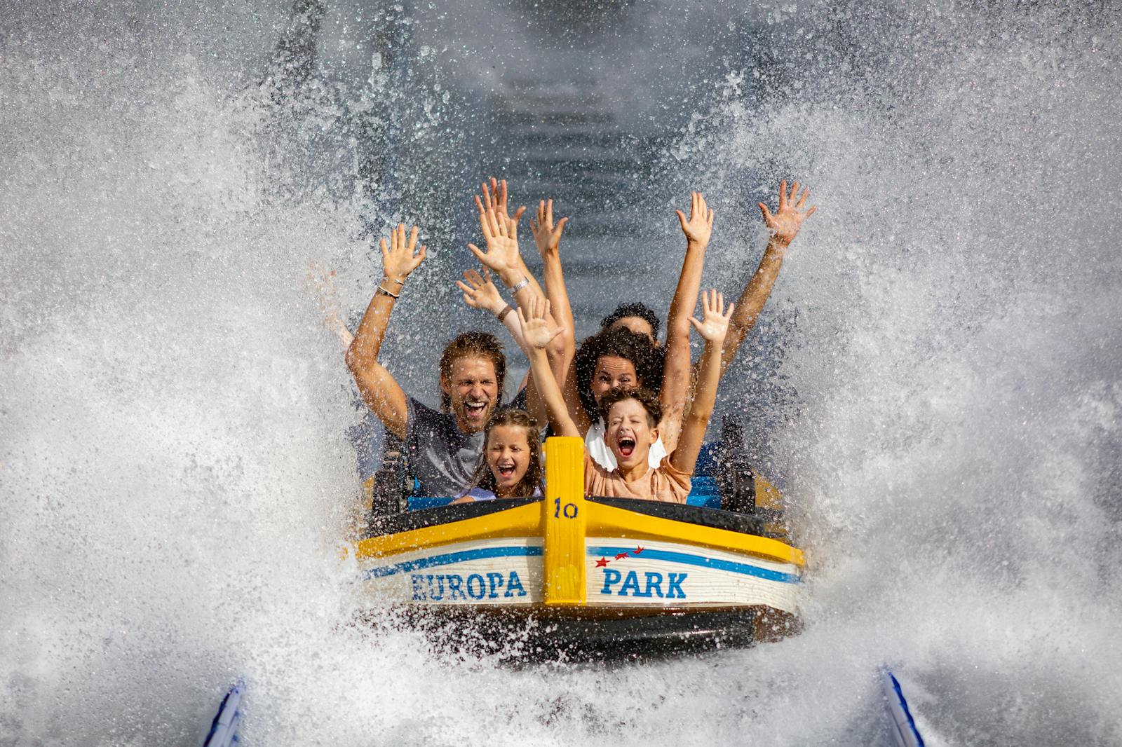 Europa-Park 水上游乐设施上的兴奋家庭