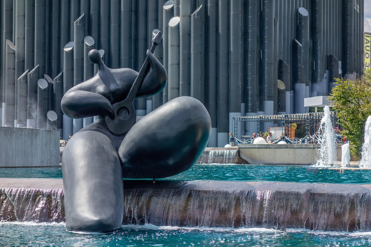 Futuristická socha uprostřed bazénu Futuroscope
