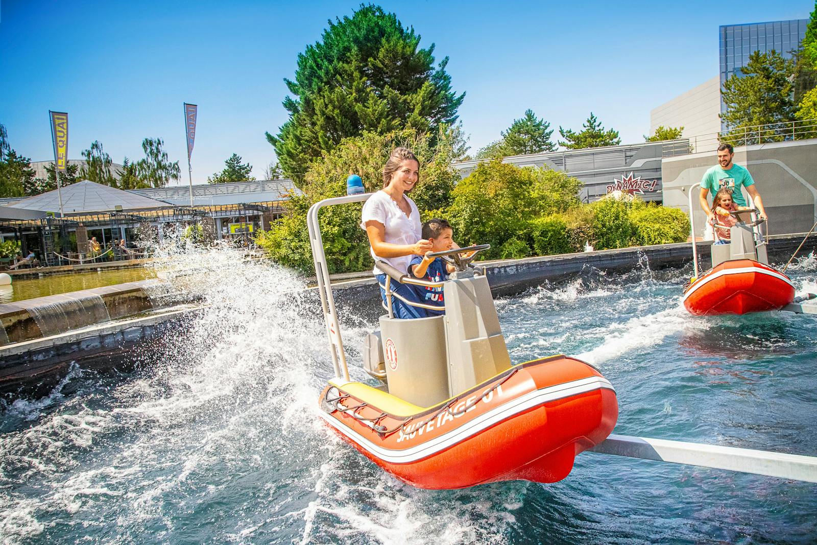 Famille sur attraction aquatique au Futuroscope