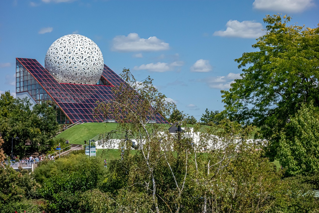 Il Futuroscope visto da lontano con la sua sfera
