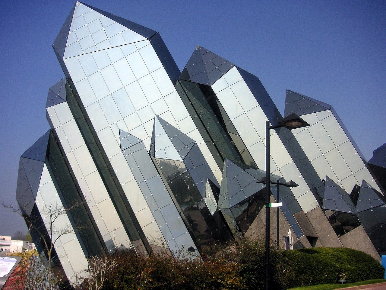 Futuroscope sett fra bunnen med sine geometriske strukturer
