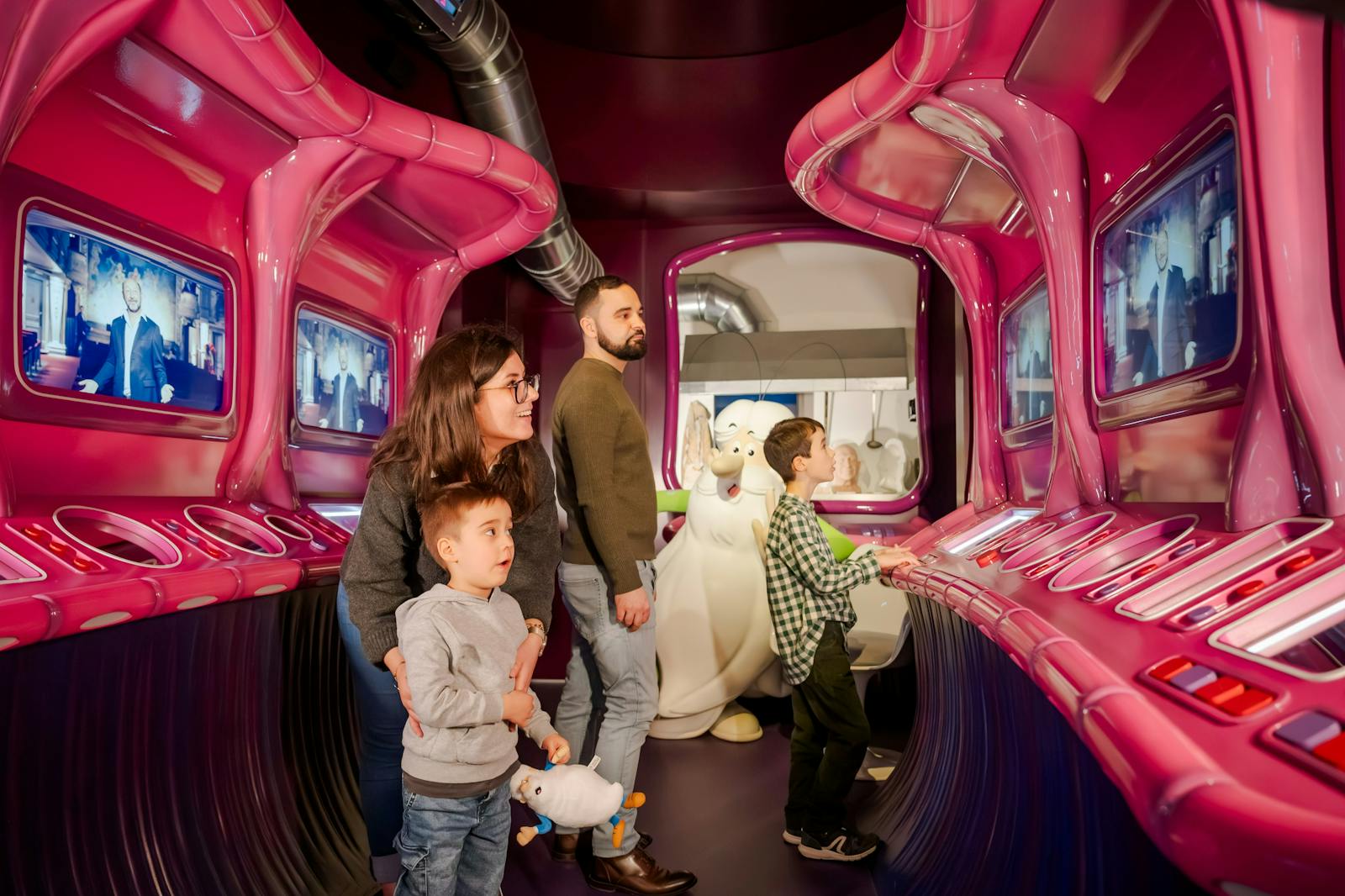 Famille explorant une attraction interactive au Musée Grévin