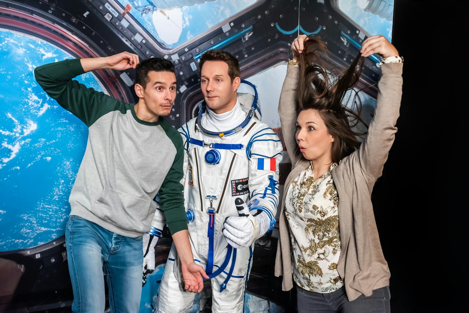 le Musée Grévin avec une scène spatiale et des visiteurs en interaction