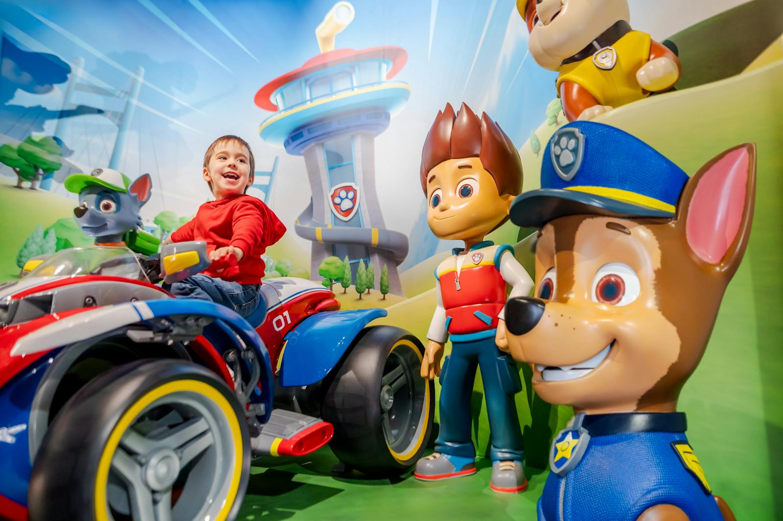 Bambino che gioca con un'auto di Paw Patrol al Musée Grévin