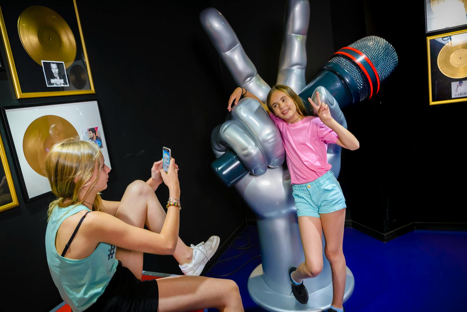 il Musée Grévin con una mano gigante che tiene un microfono e dischi d'oro