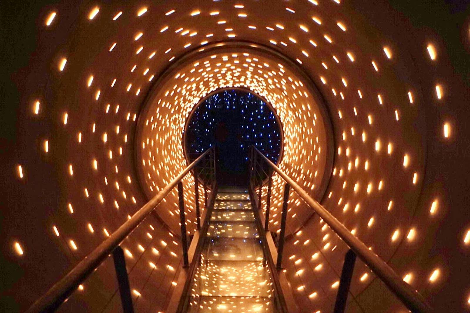 Muzeum Grévin widziane z wnętrza spiralnego tunelu świetlnego