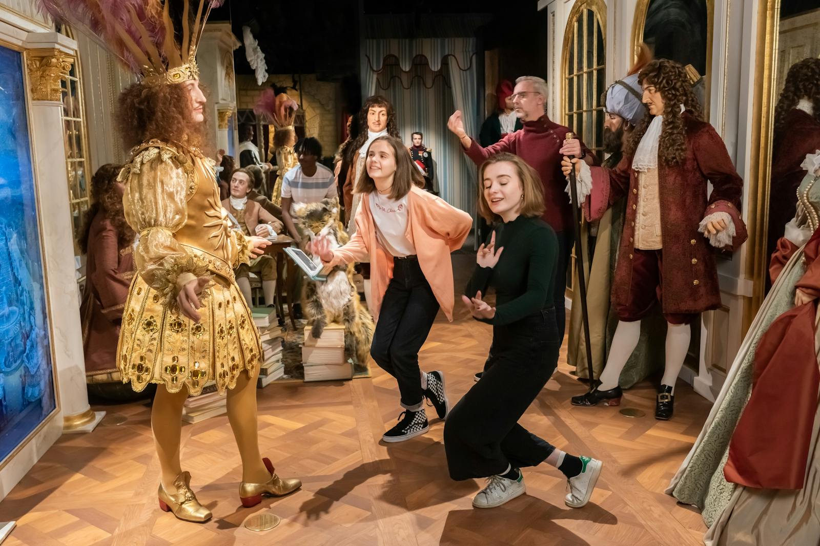 o Musée Grévin com visitantes e estátuas em trajes históricos