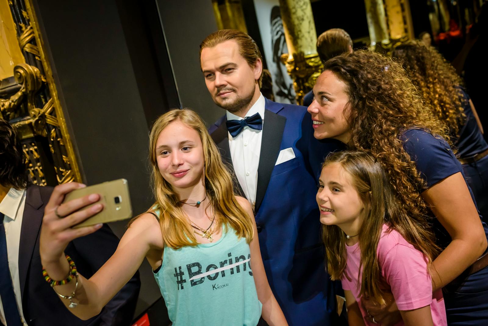 Visitantes tirando um selfie com uma estátua de Leonardo DiCaprio no Musée Grévin