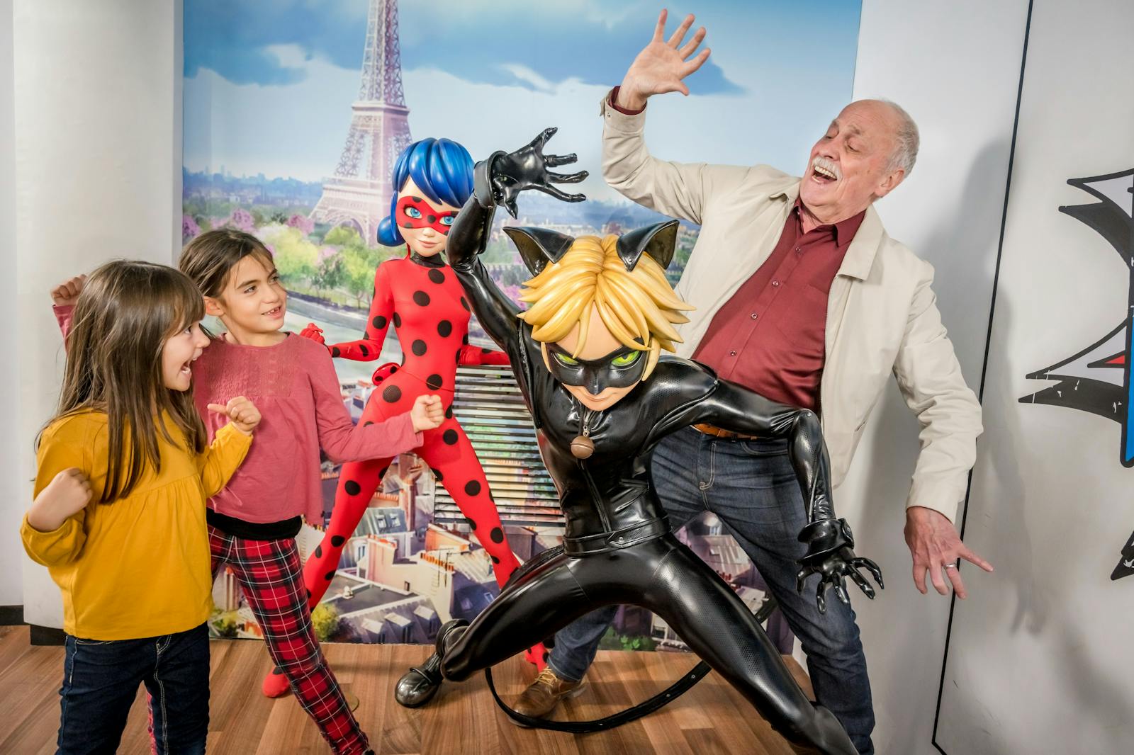 Музей Гревена с персонажами Miraculous и посетителями