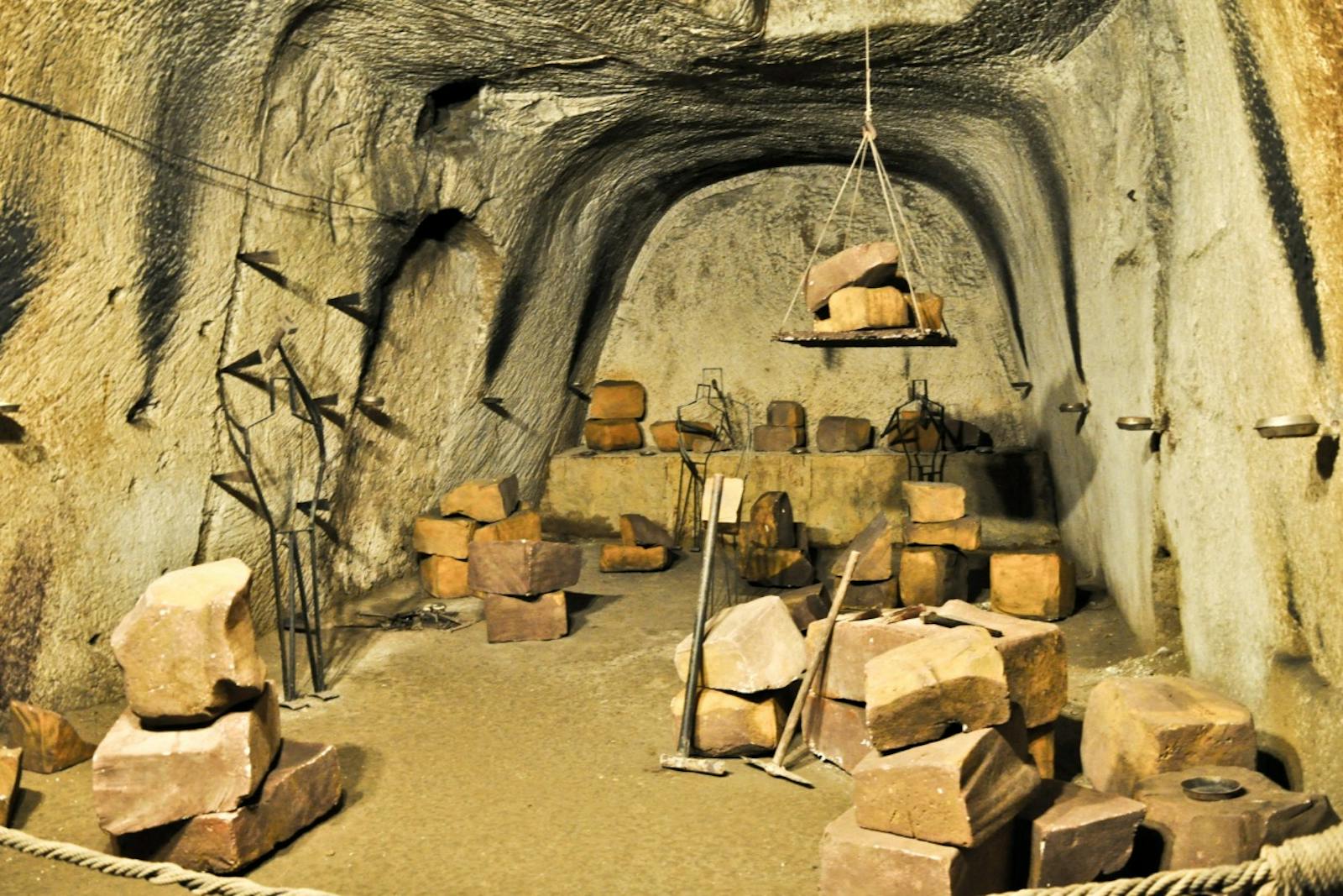 Intérieur des Souterrains de Naples avec blocs de pierre