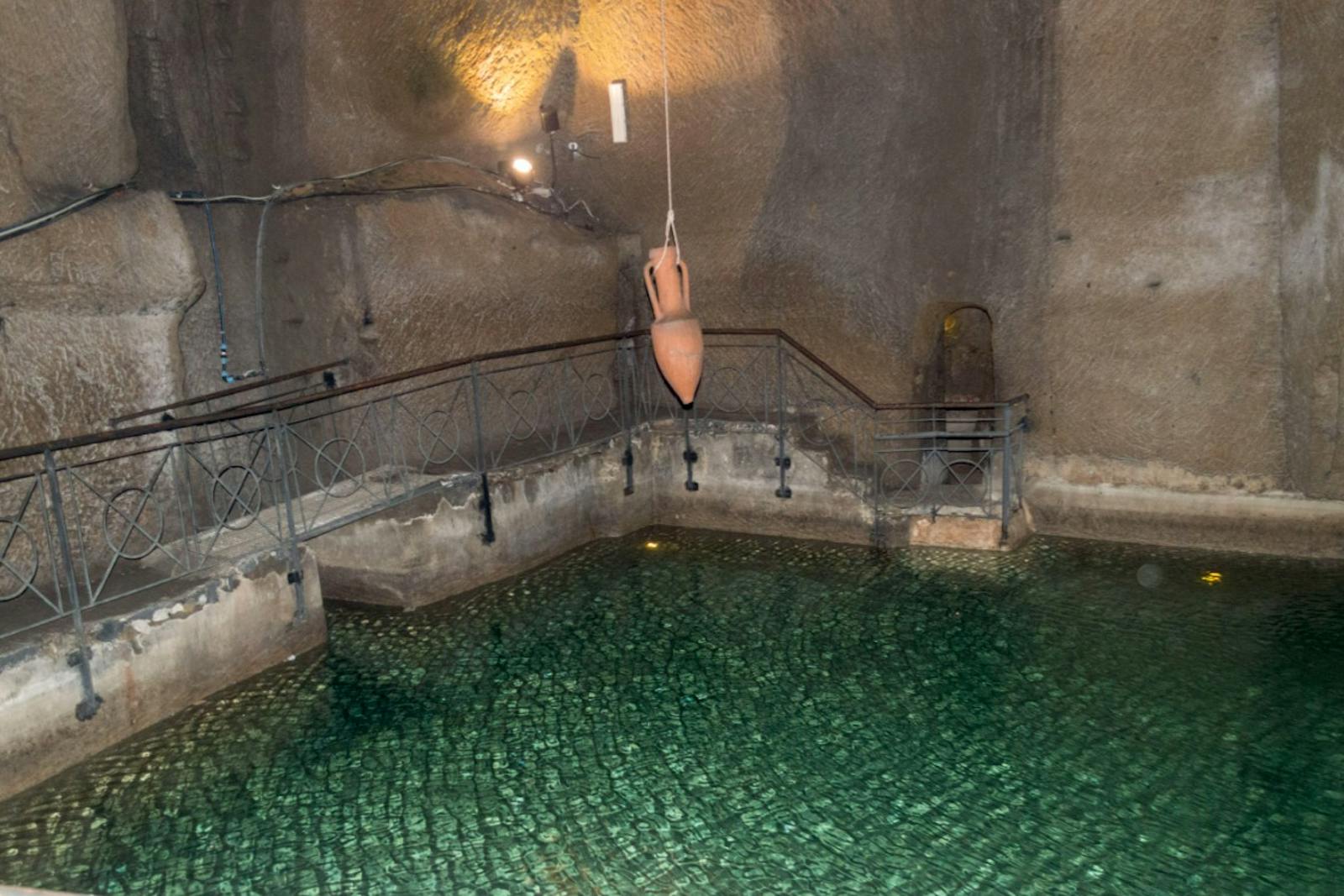 Les Souterrains de Naples avec puits et amphore