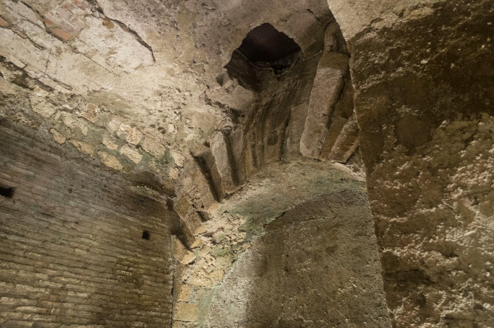 Vue en contre-plongée des Souterrains de Naples et voûte
