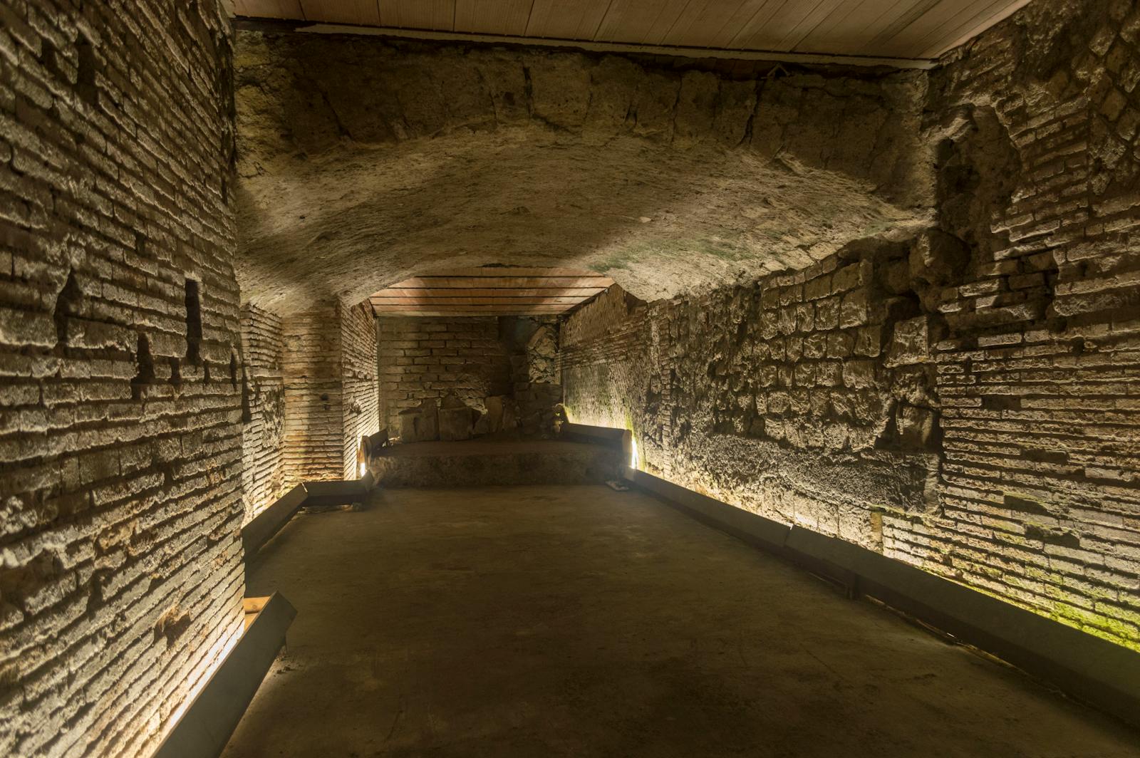 Vue intérieure des Souterrains de Naples avec murs en brique