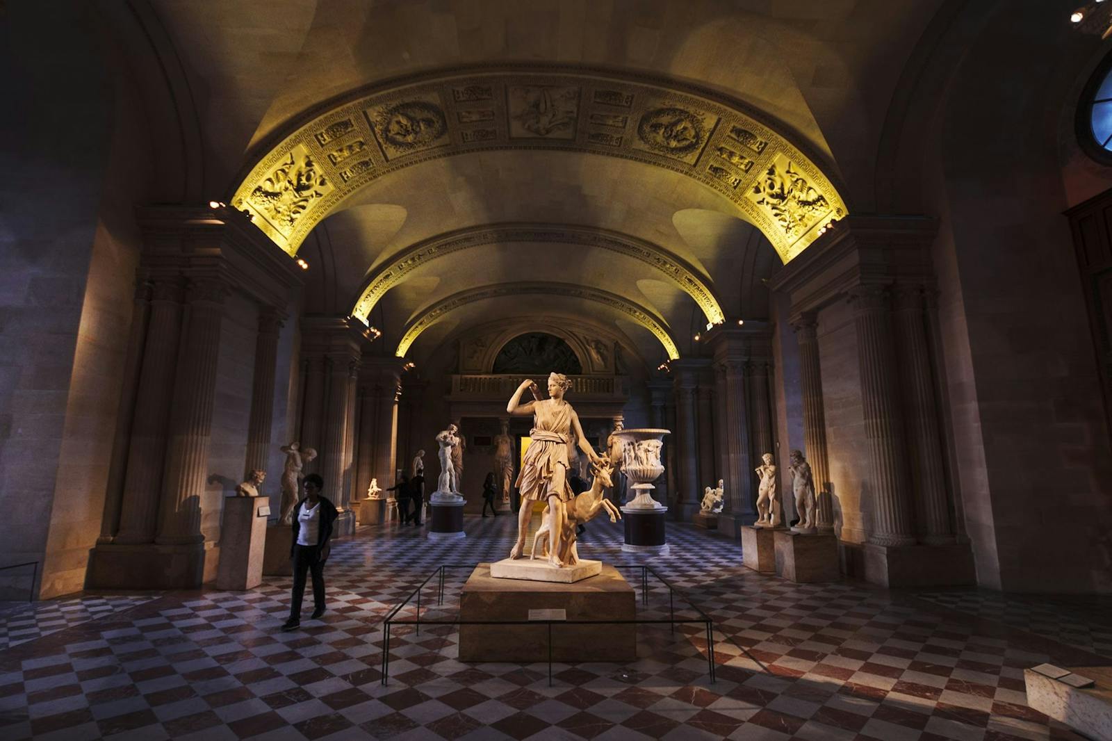 Keskeinen veistos Louvren museossa