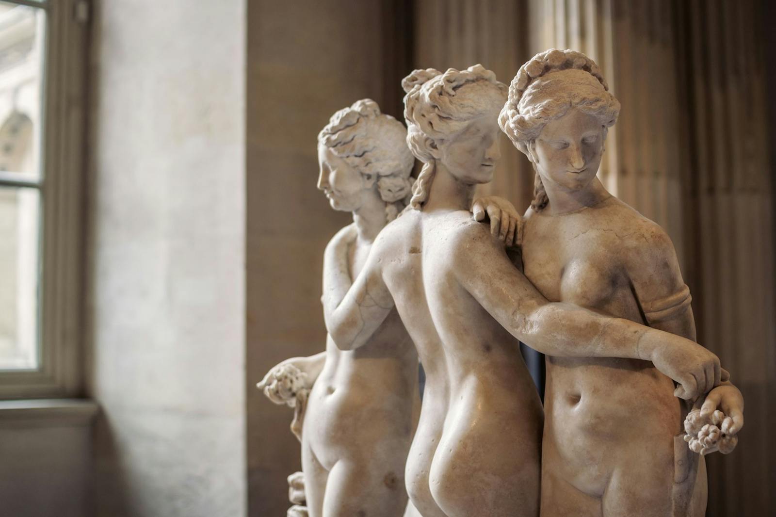 Kolmen Gratian veistos Louvre-museossa