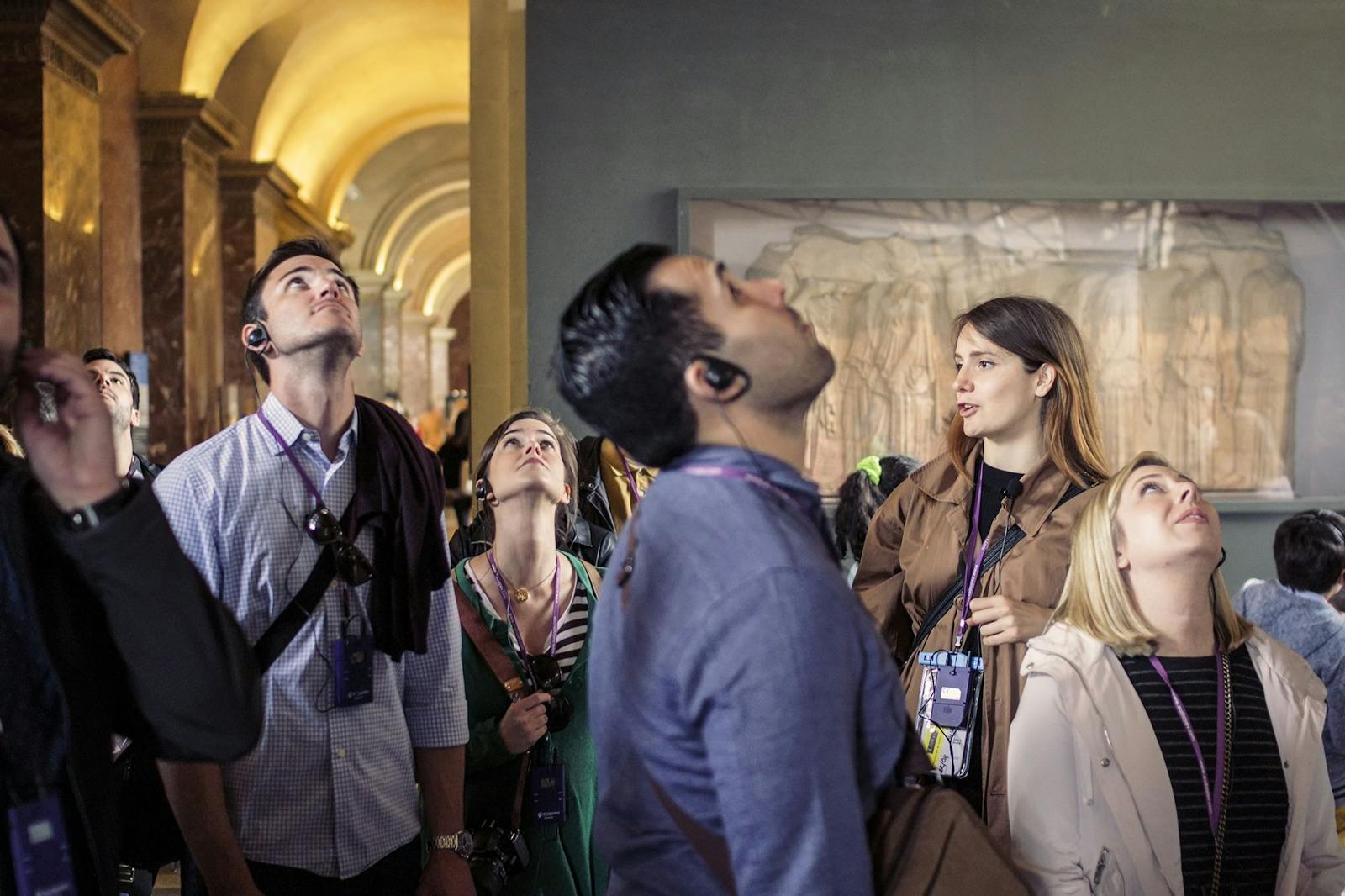 Vieraita Louvren museossa ihailemassa teosta