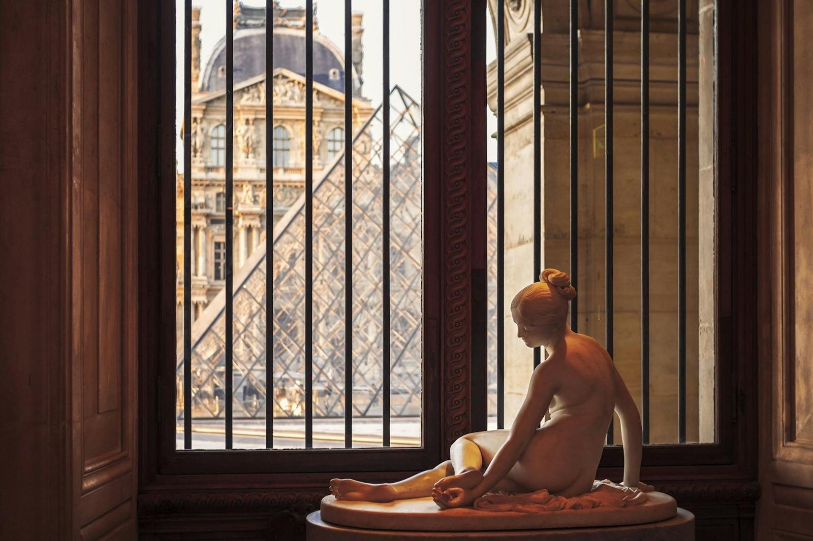 Női szobor, amely a kilátást bámulja a Louvre múzeumból