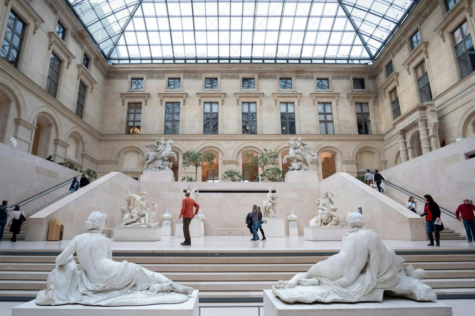 Het Louvre Museum van binnenuit