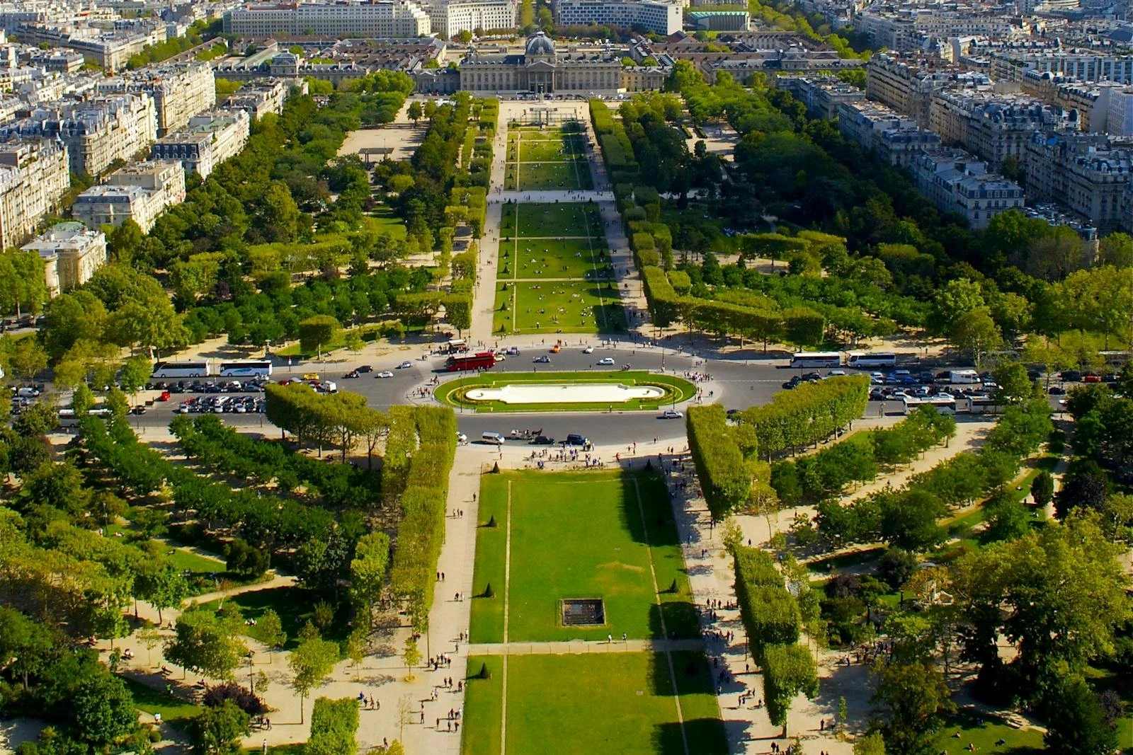 En août, la Tour Eiffel reste ouverte jusqu’à 00:45 et réserve sa terrasse d’été aux visiteurs