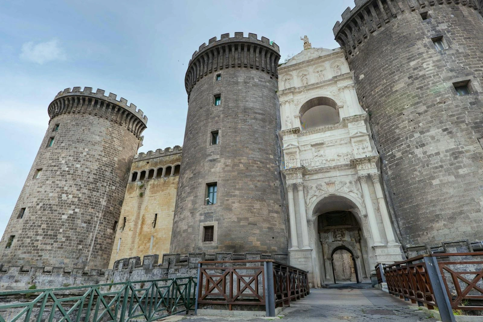 Castel Nuovo à Naples : le musée civique accueille les visites dans ses salles historiques