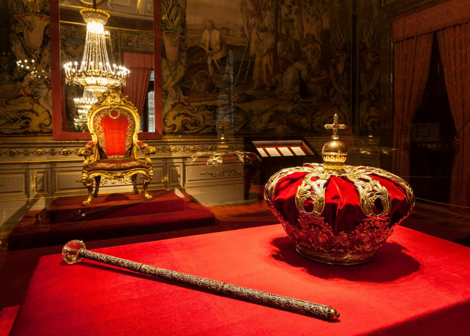 Palais royal de Madrid : la relève de la garde est organisée le 7 octobre