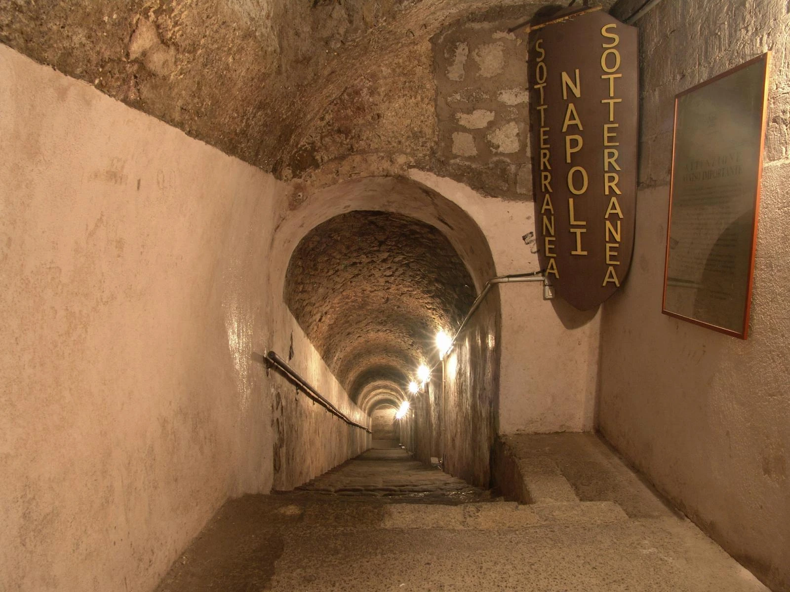 Sous les rues de Naples, un réseau souterrain vieux de 2 400 ans ouvre ses galeries et ses anciens abris