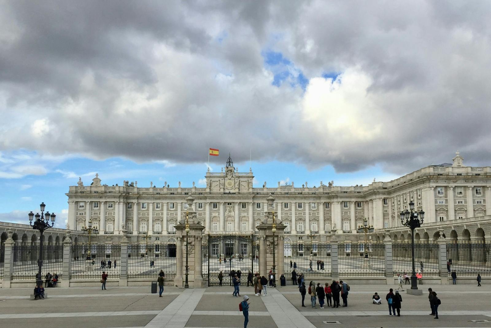 Přední pohled na Královský palác v Madridu za oblačného nebe