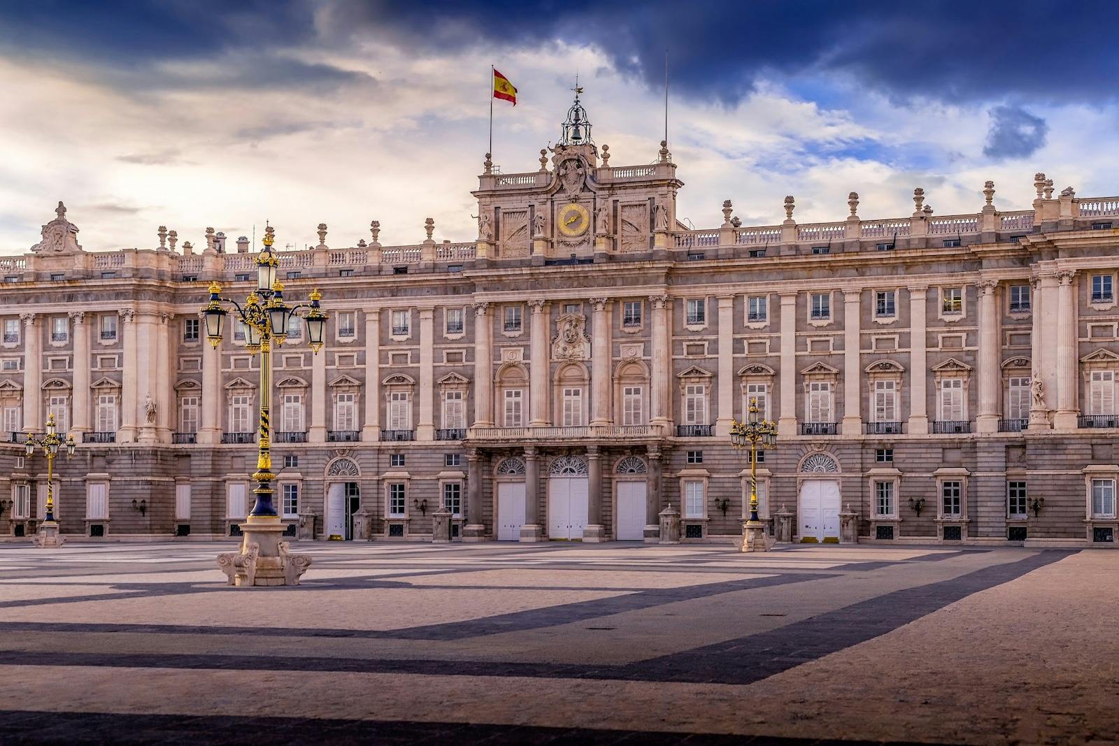 Det Kongelige Palads i Madrid under et dramatisk himmel