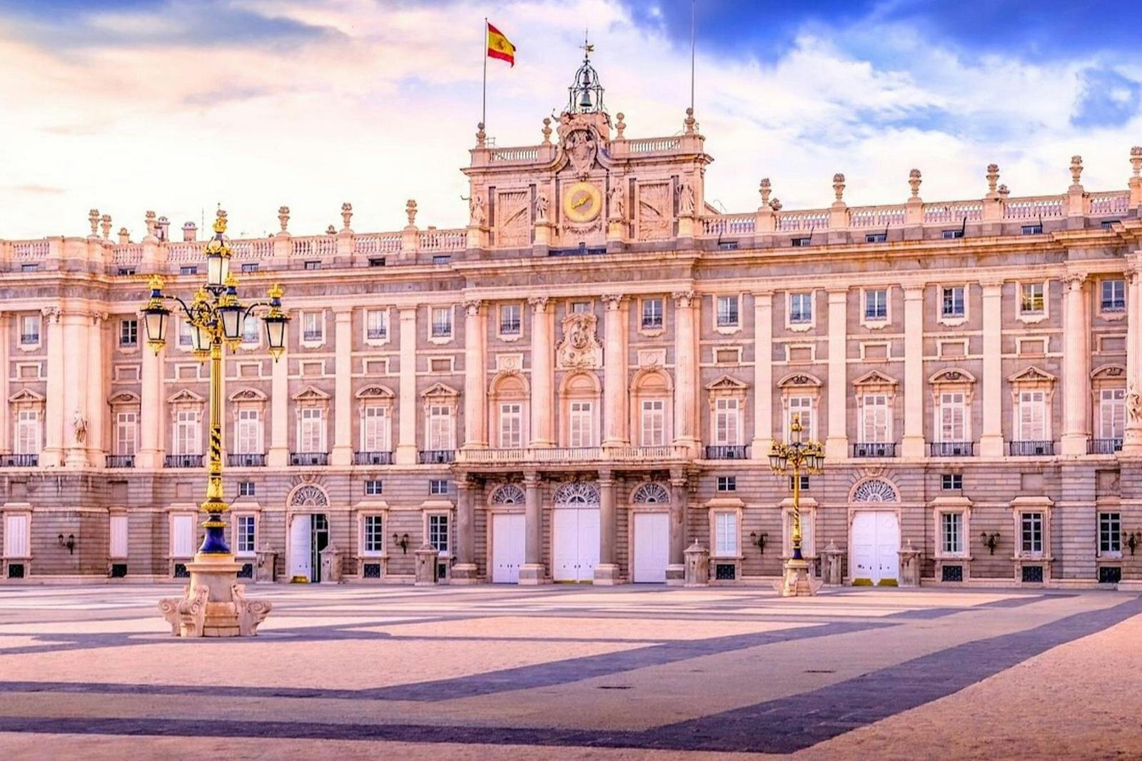 el Palacio Real de Madrid bajo un cielo azul