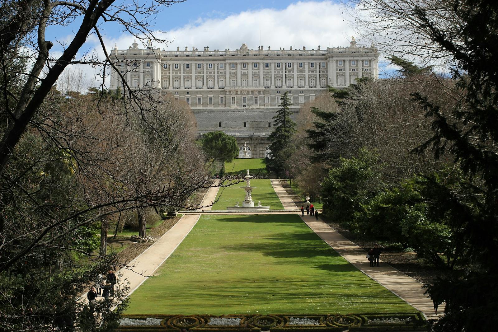 Näkymä Madridin kuninkaalliseen palatsiin puutarhoista