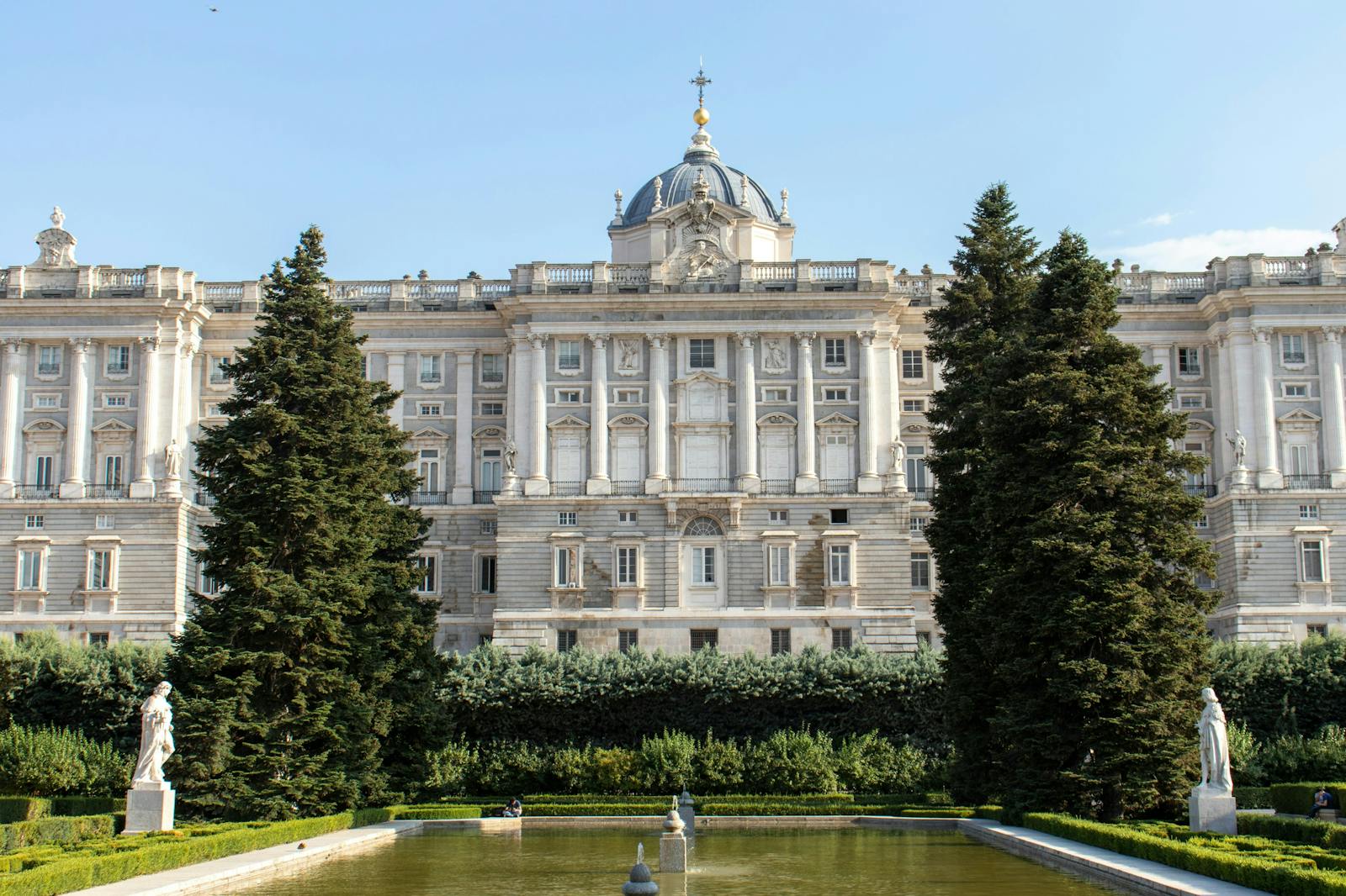 A madridi királyi palota a kertből látható