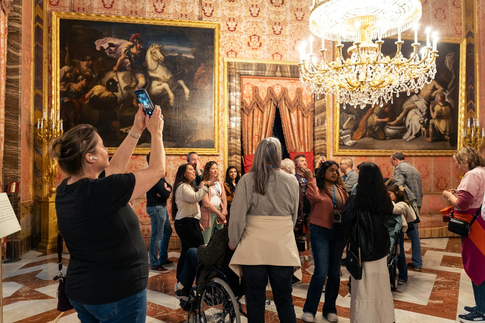 マドリード王宮で作品を撮影する訪問者