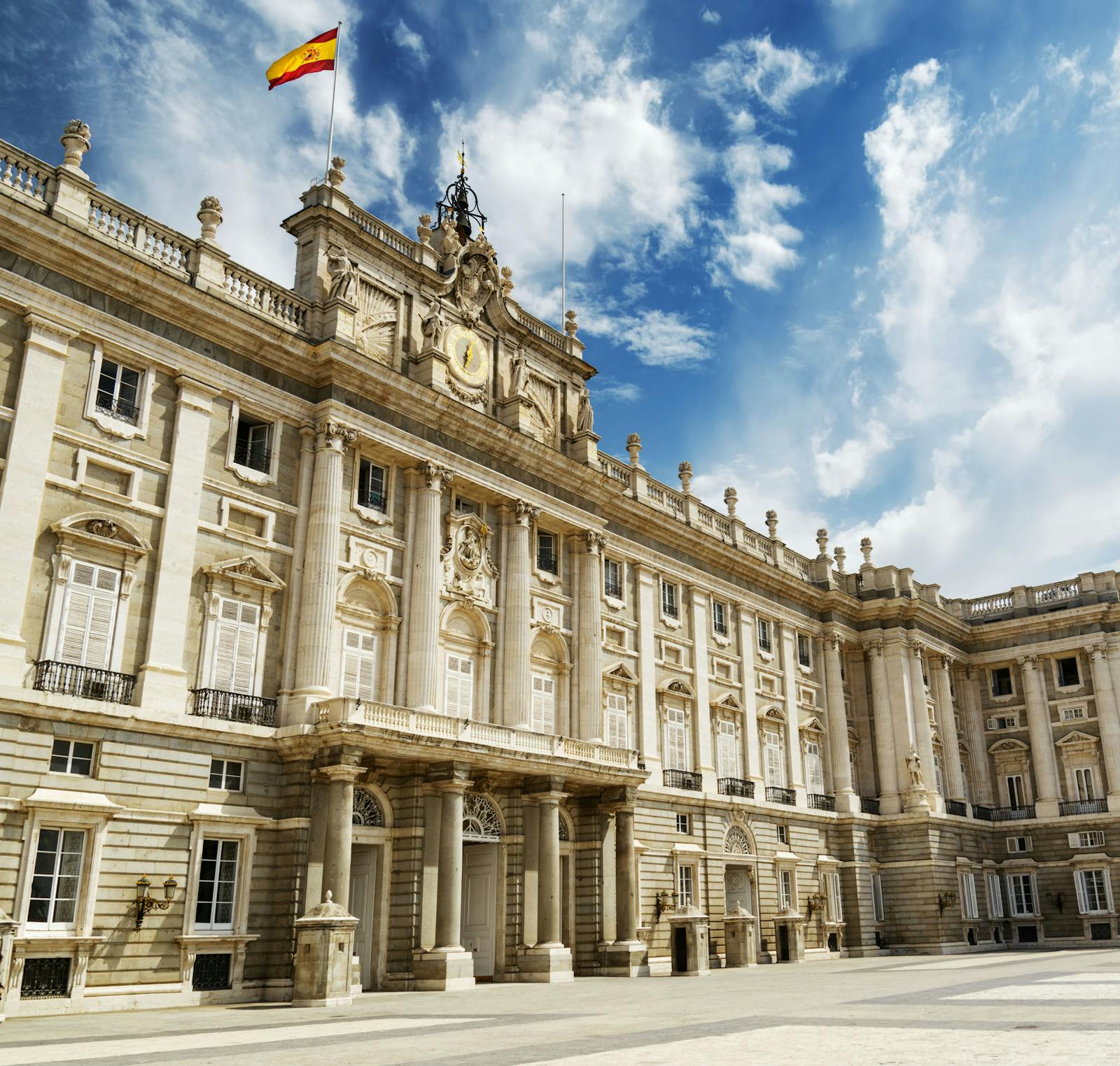 Vista em contra-plongée do Palácio Real de Madri