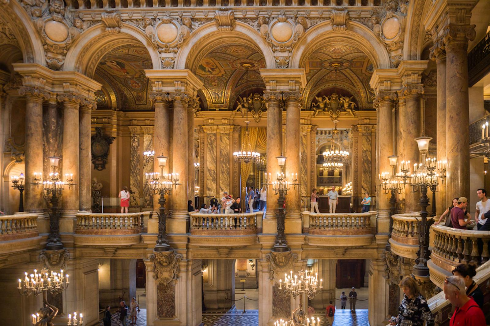 Majestätischer Innenblick auf die Galerie des Palais Garnier