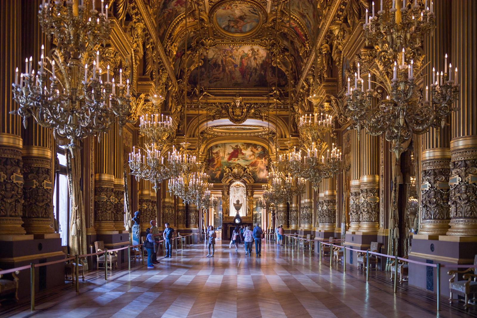 Majestätischer Innenblick auf die goldene Galerie des Palais Garnier