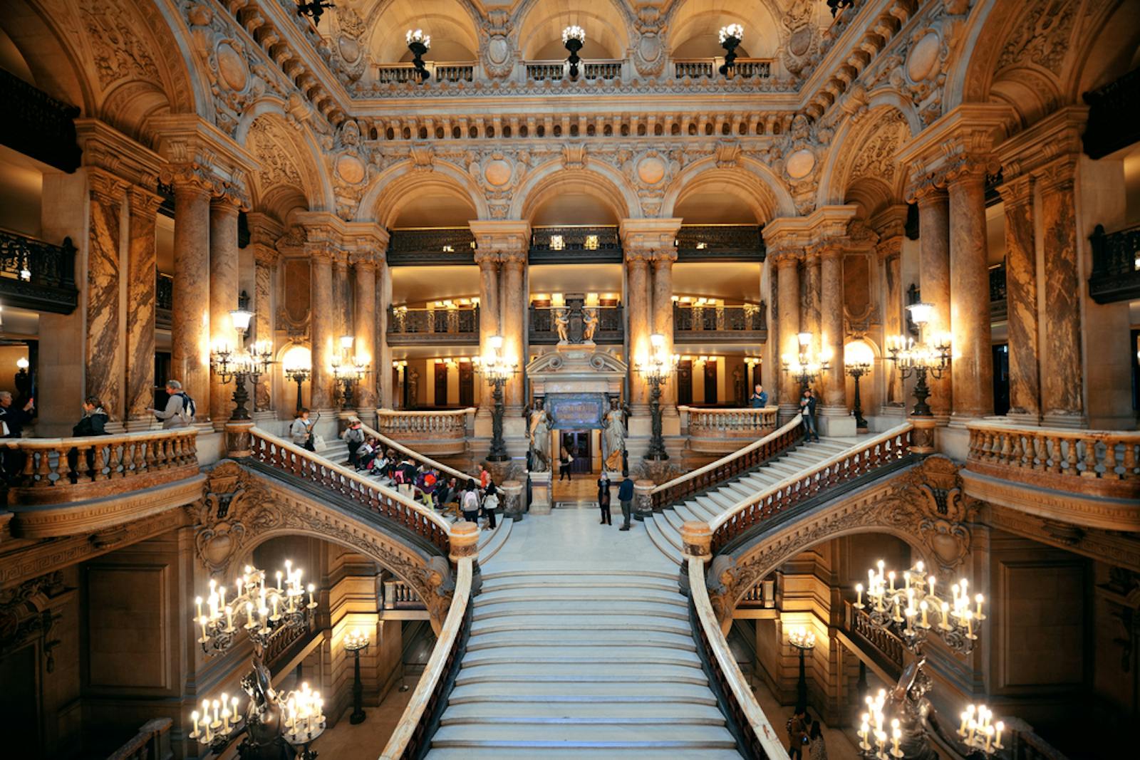 Majesteettinen sisäkatsaus Palais Garnieriin