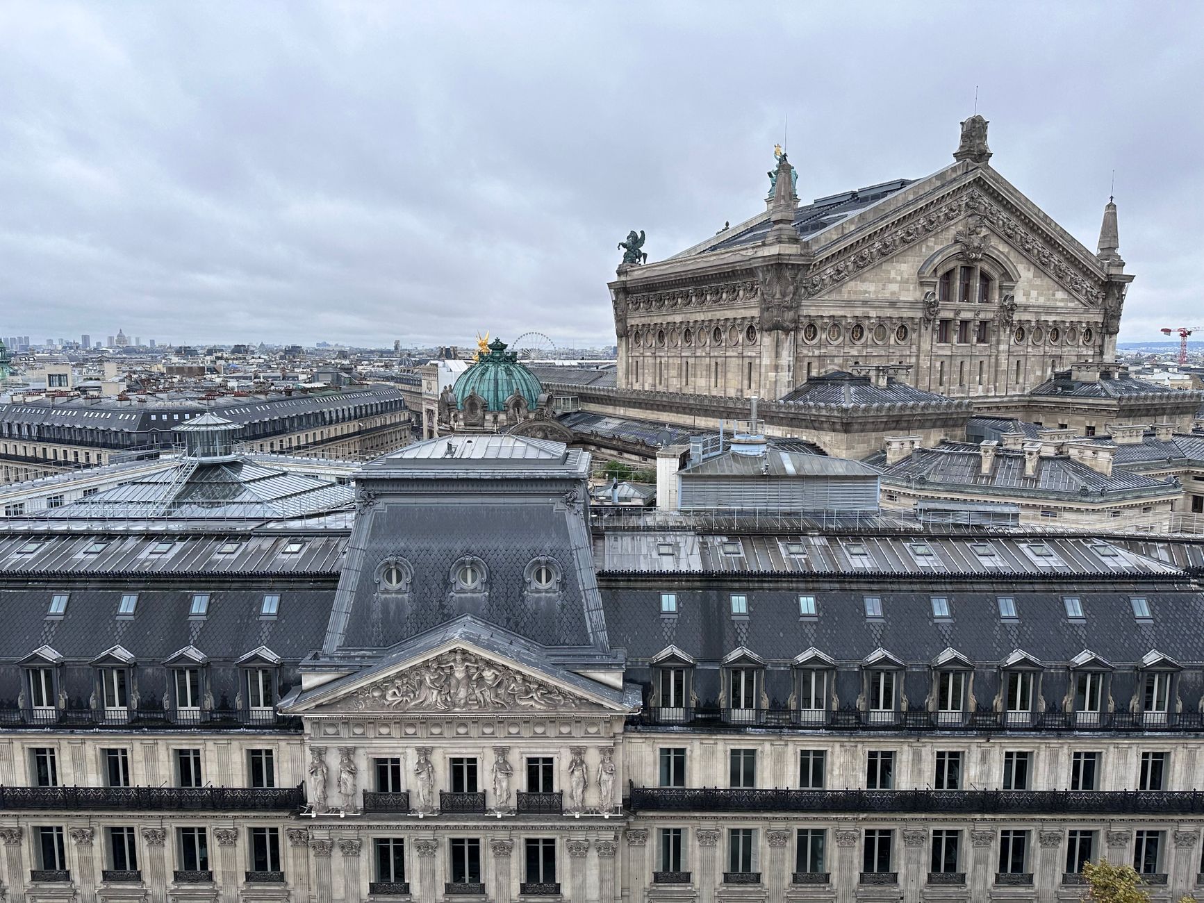 Yksityiskohtainen ilmakuvakaappaus Palais Garnier'n katosta