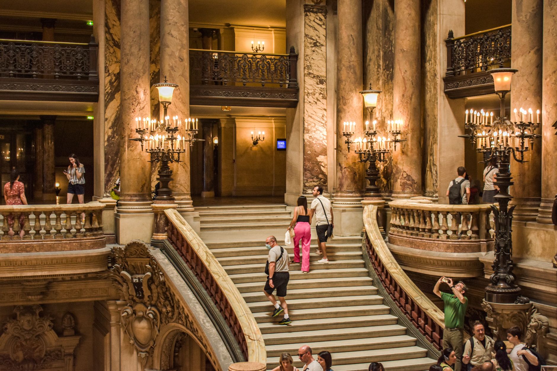 Majestetisk interiørutsikt av trappen i Palais Garnier