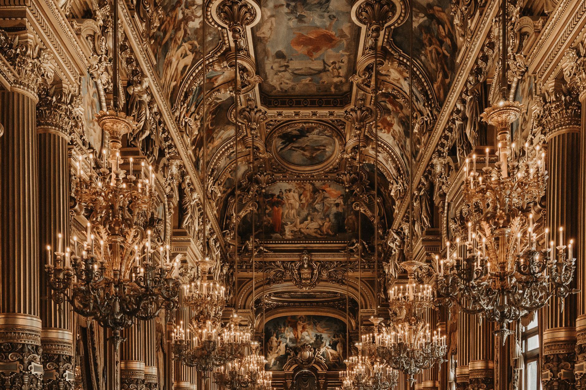 Översiktsvy över det gyllene taket i Palais Garnier